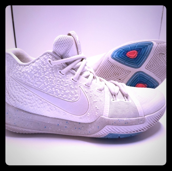 kyrie 3 light bone